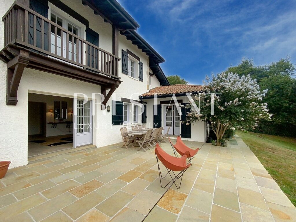 Maison – 7 pièces – 5 chambres – 250 m²