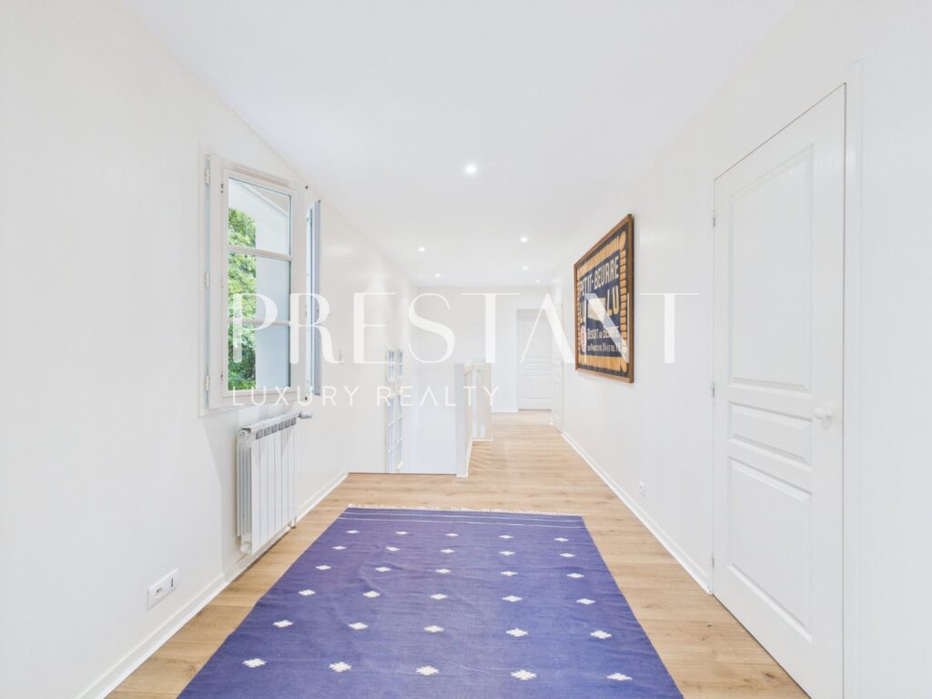 Maison – 7 pièces – 5 chambres – 250 m²