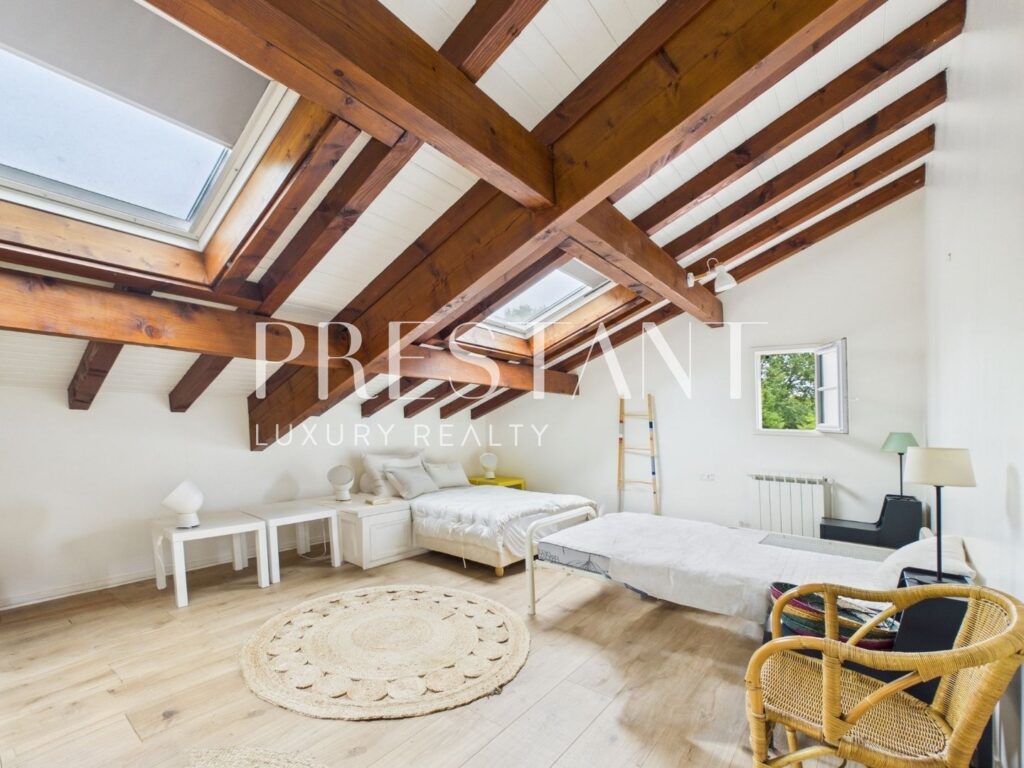 Maison – 7 pièces – 5 chambres – 250 m²