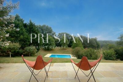 Maison – 7 pièces – 5 chambres – 250 m²