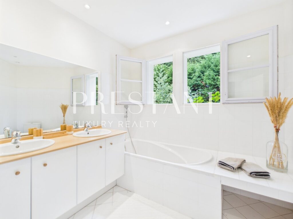 Maison – 7 pièces – 5 chambres – 250 m²