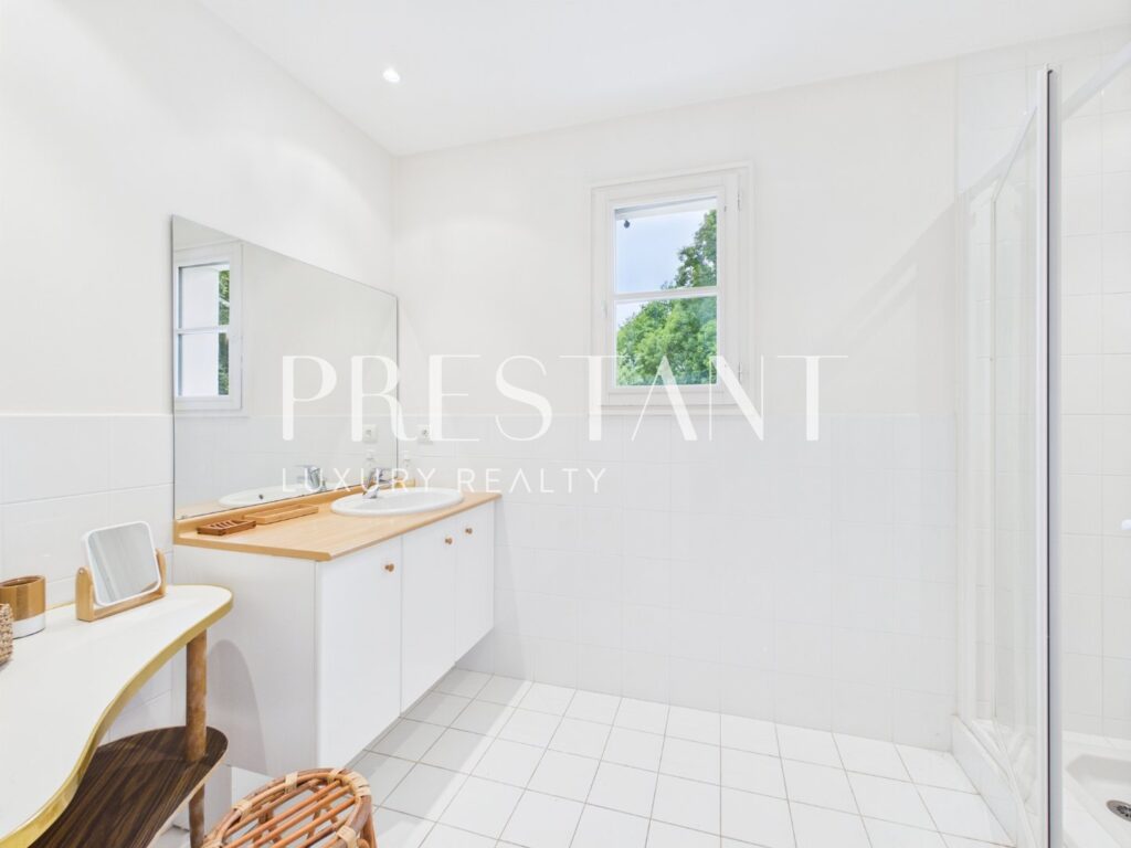 Maison – 7 pièces – 5 chambres – 250 m²