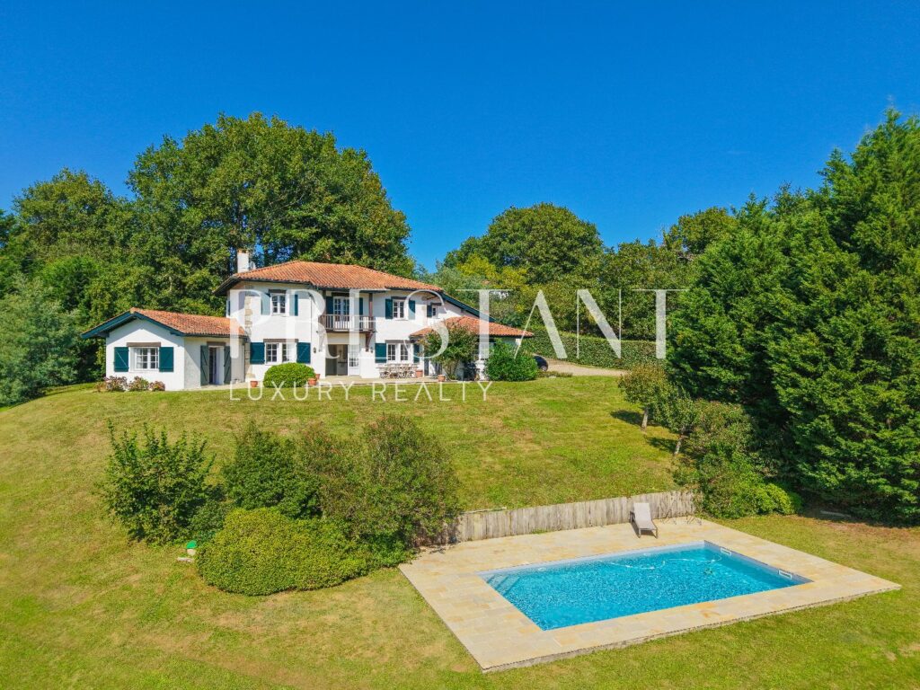 Maison – 7 pièces – 5 chambres – 250 m²