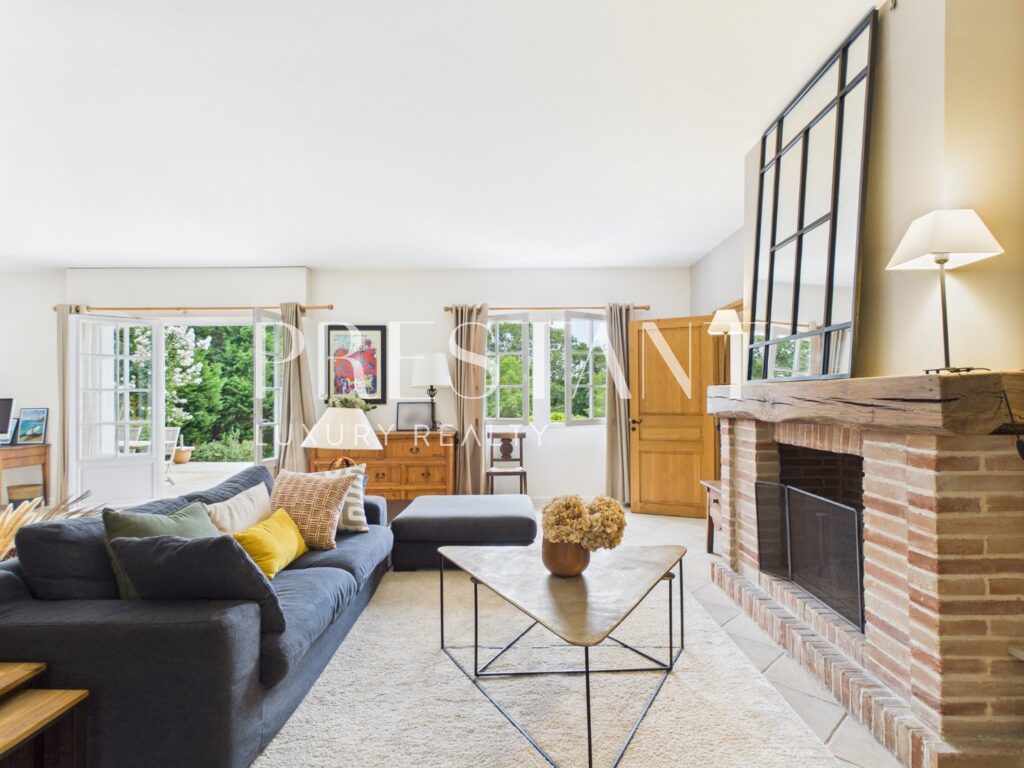 Maison – 7 pièces – 5 chambres – 250 m²