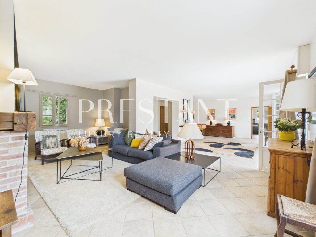 Maison – 7 pièces – 5 chambres – 250 m²