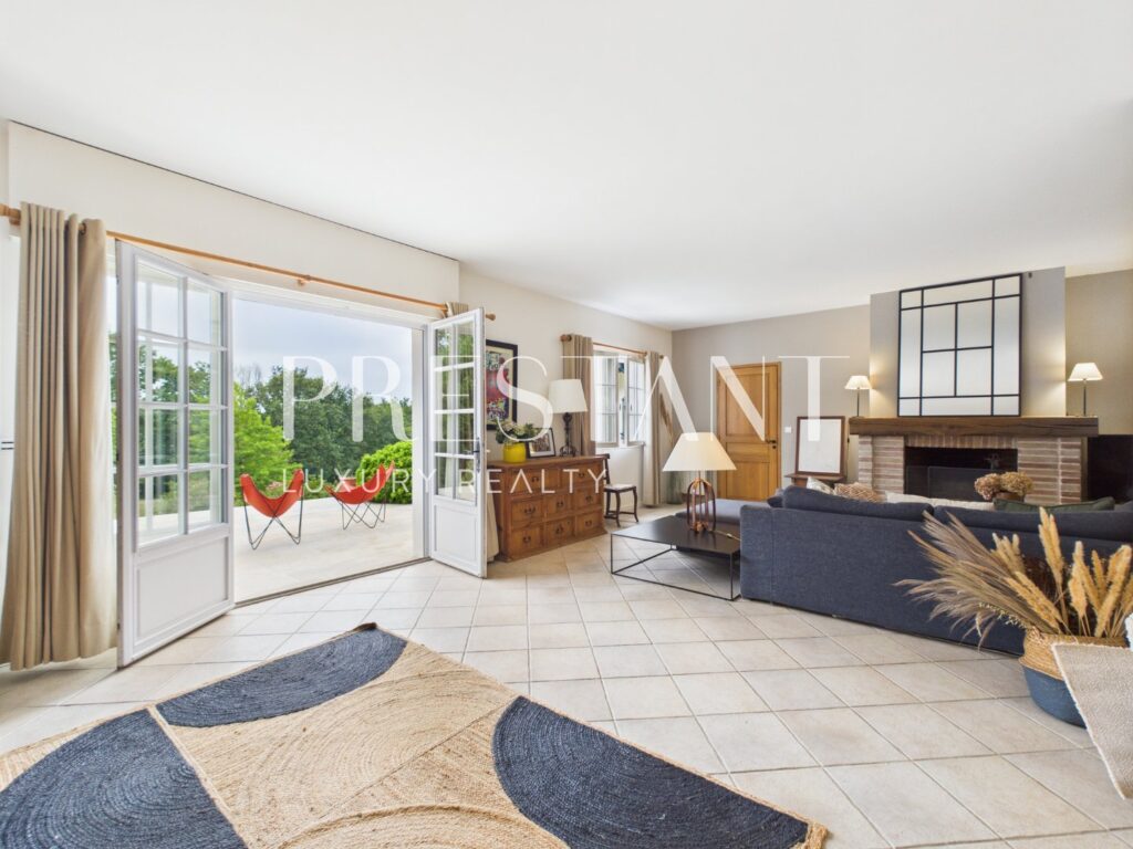 Maison – 7 pièces – 5 chambres – 250 m²