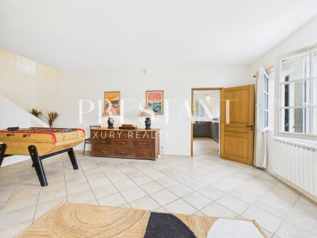 Maison – 7 pièces – 5 chambres – 250 m²