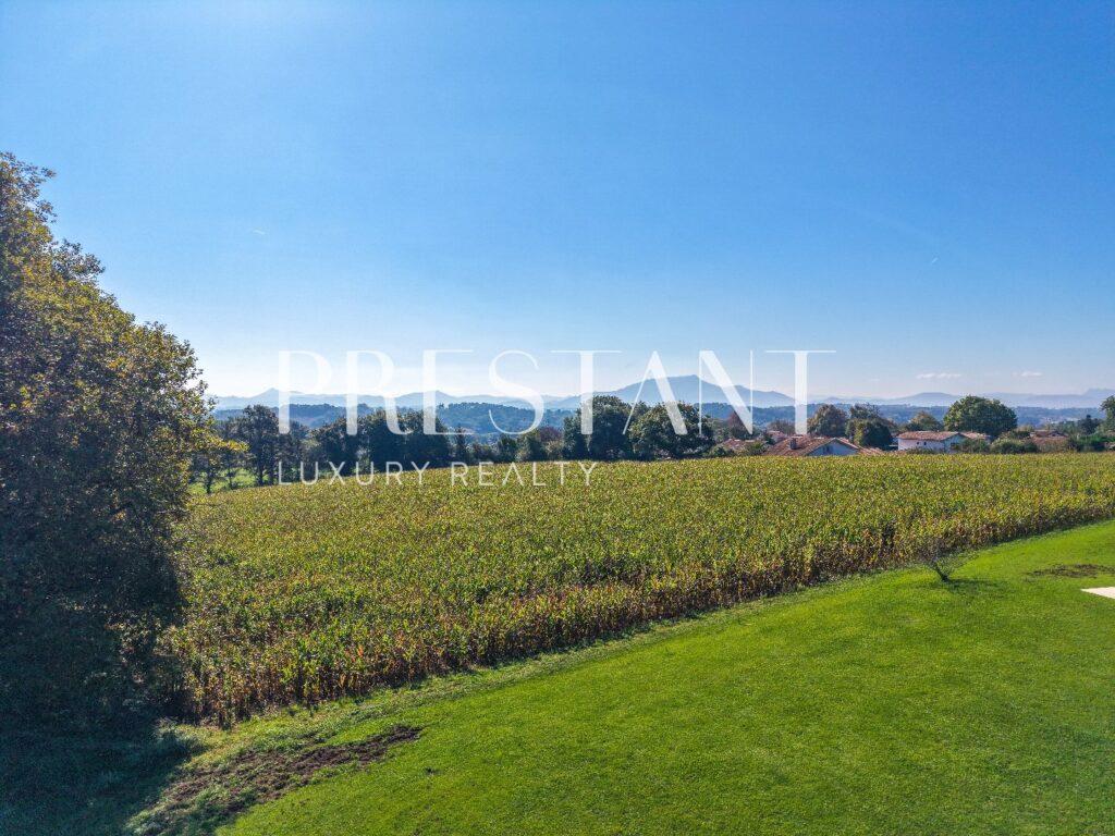 Maison – 9 pièces – 6 chambres – 290 m²