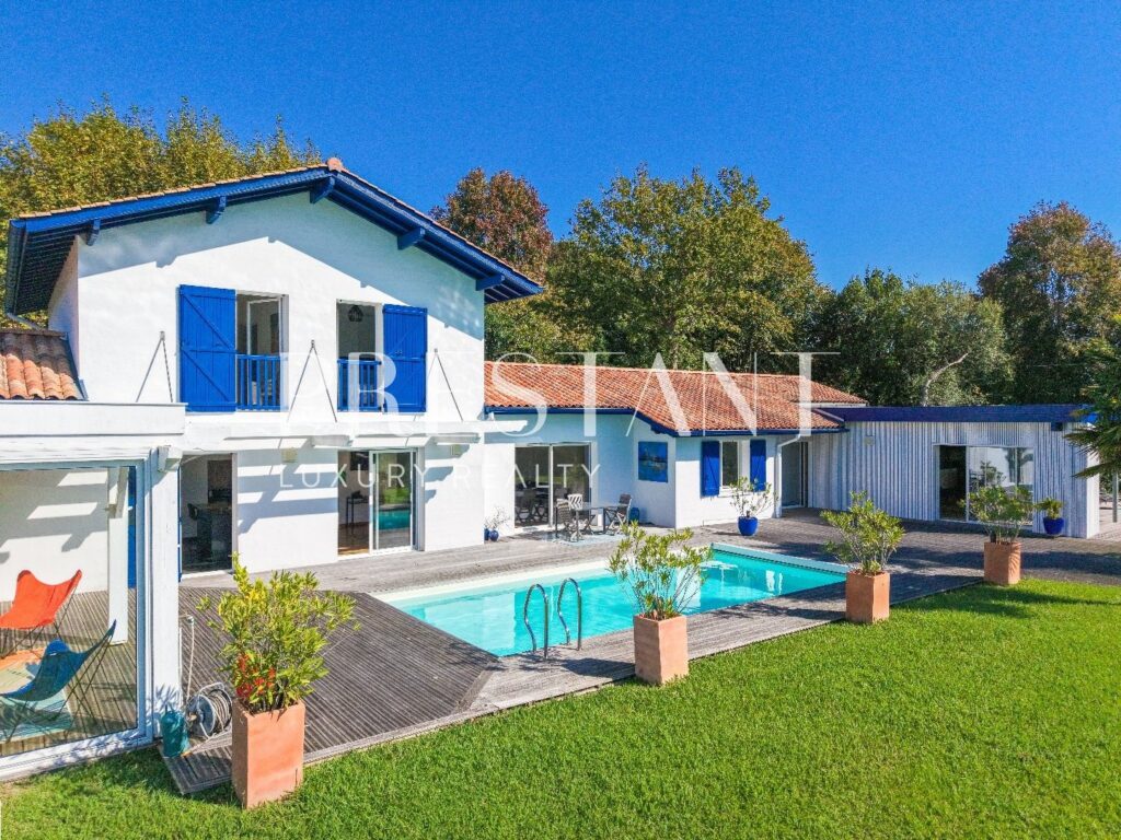 Maison – 9 pièces – 6 chambres – 290 m²