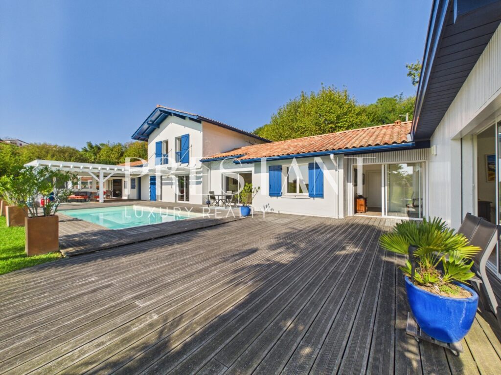 Maison – 9 pièces – 6 chambres – 290 m²