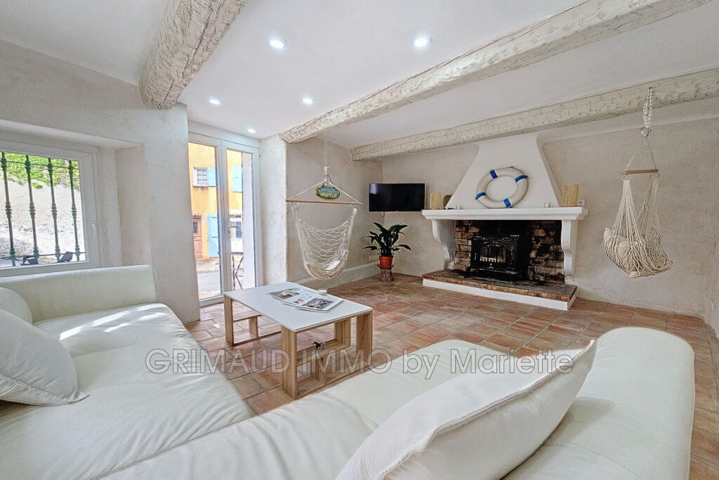 belle maison de village avec grande terrasse, beaucoup de char – 6 pièces – 4 chambres – 170.00 m²