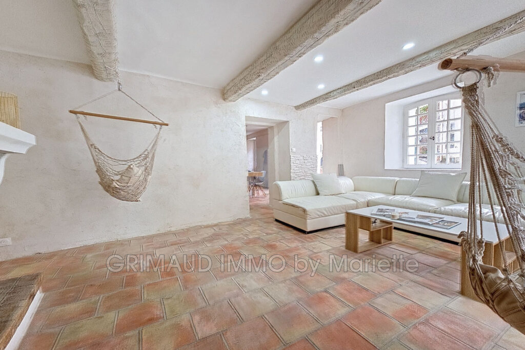 belle maison de village avec grande terrasse, beaucoup de char – 6 pièces – 4 chambres – 170.00 m²