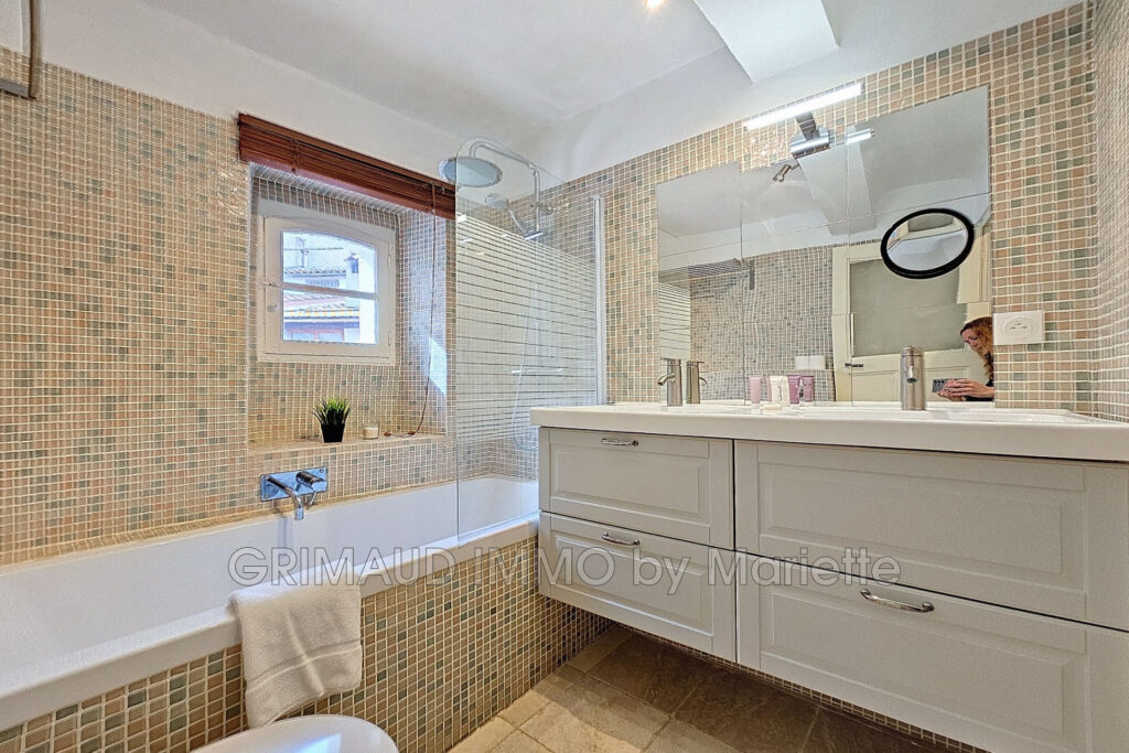 belle maison de village avec grande terrasse, beaucoup de char – 6 pièces – 4 chambres – 170.00 m²