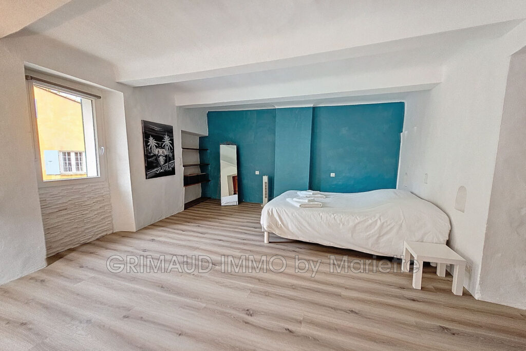 belle maison de village avec grande terrasse, beaucoup de char – 6 pièces – 4 chambres – 170.00 m²