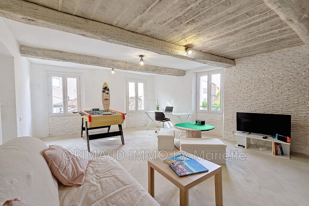 belle maison de village avec grande terrasse, beaucoup de char – 6 pièces – 4 chambres – 170.00 m²