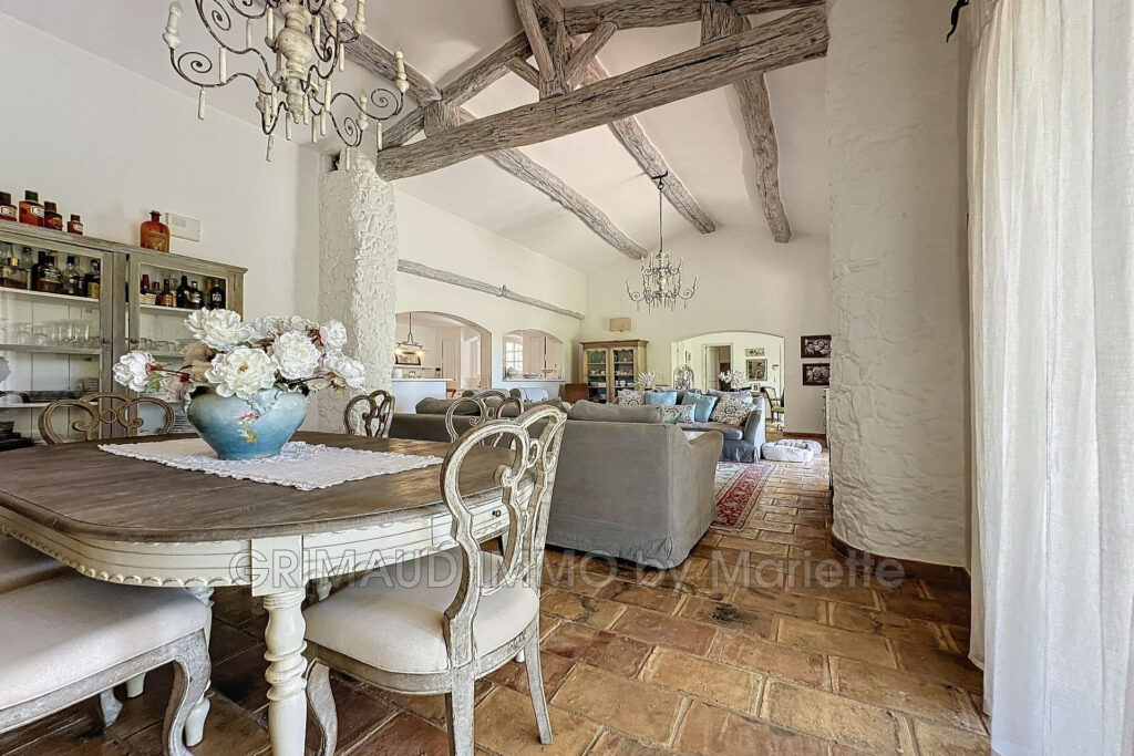 proprieté dans les vignes avec 3 chambres, 4 garages de plain  – 5 pièces – 3 chambres – 163.00 m²