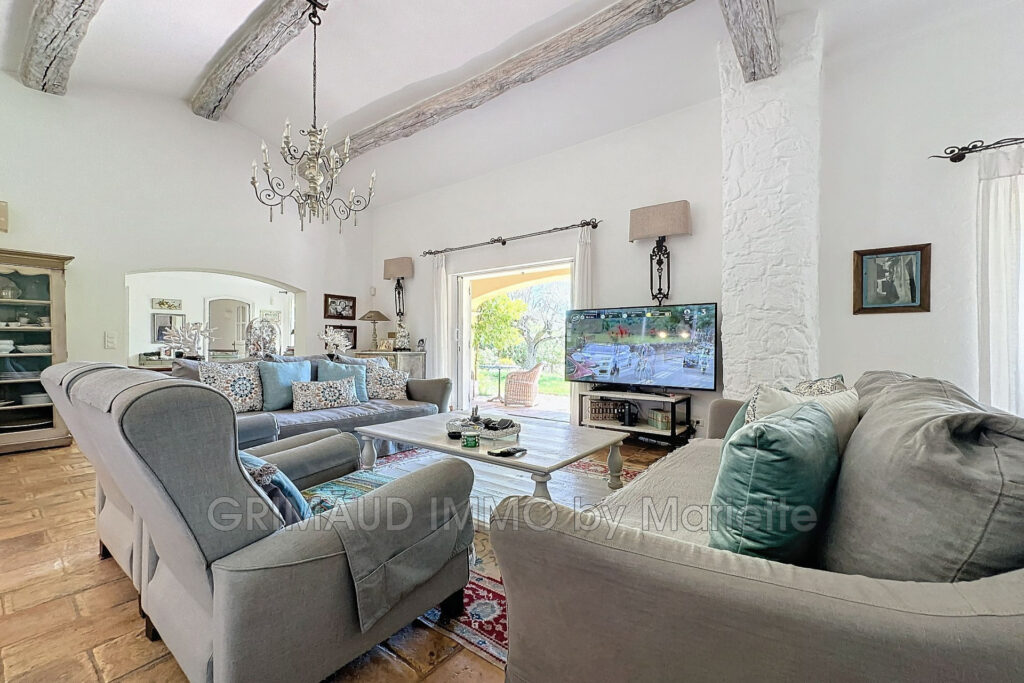 proprieté dans les vignes avec 3 chambres, 4 garages de plain  – 5 pièces – 3 chambres – 163.00 m²