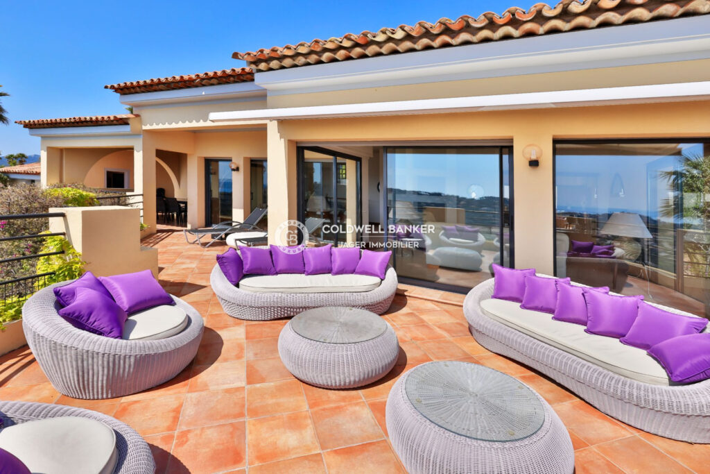 Superbe villa 6 chambres avec vue panoramique mer et collines  – 8 pièces – 6 chambres – 249.00 m²