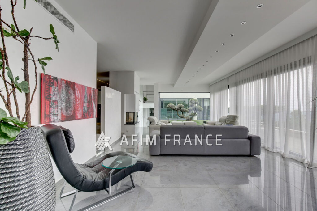 Superbe Villa moderne avec piscine, 350 m² habitables sur un t – 8 pièces – 4 chambres – 350.00 m²