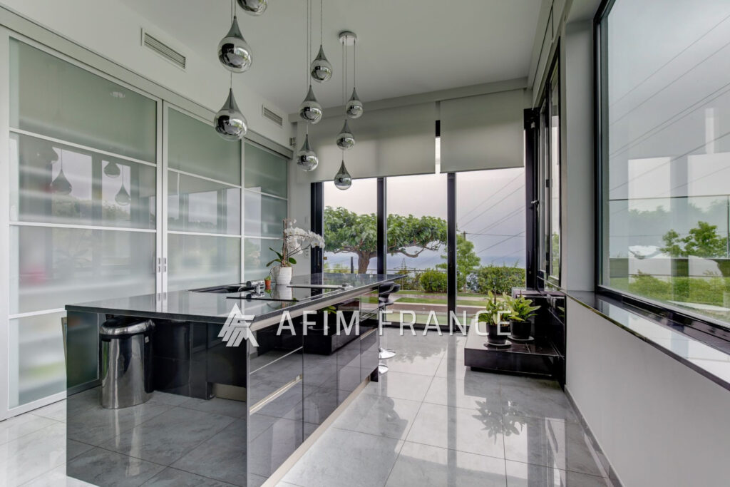 Superbe Villa moderne avec piscine, 350 m² habitables sur un t – 8 pièces – 4 chambres – 350.00 m²