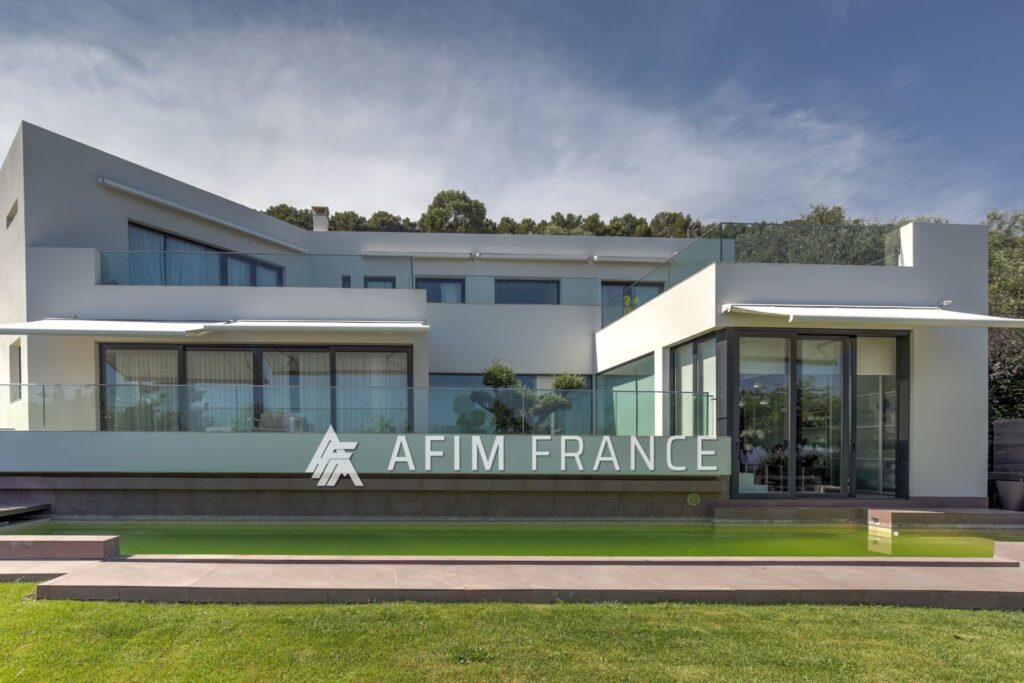 Superbe Villa moderne avec piscine, 350 m² habitables sur un t – 8 pièces – 4 chambres – 350.00 m²