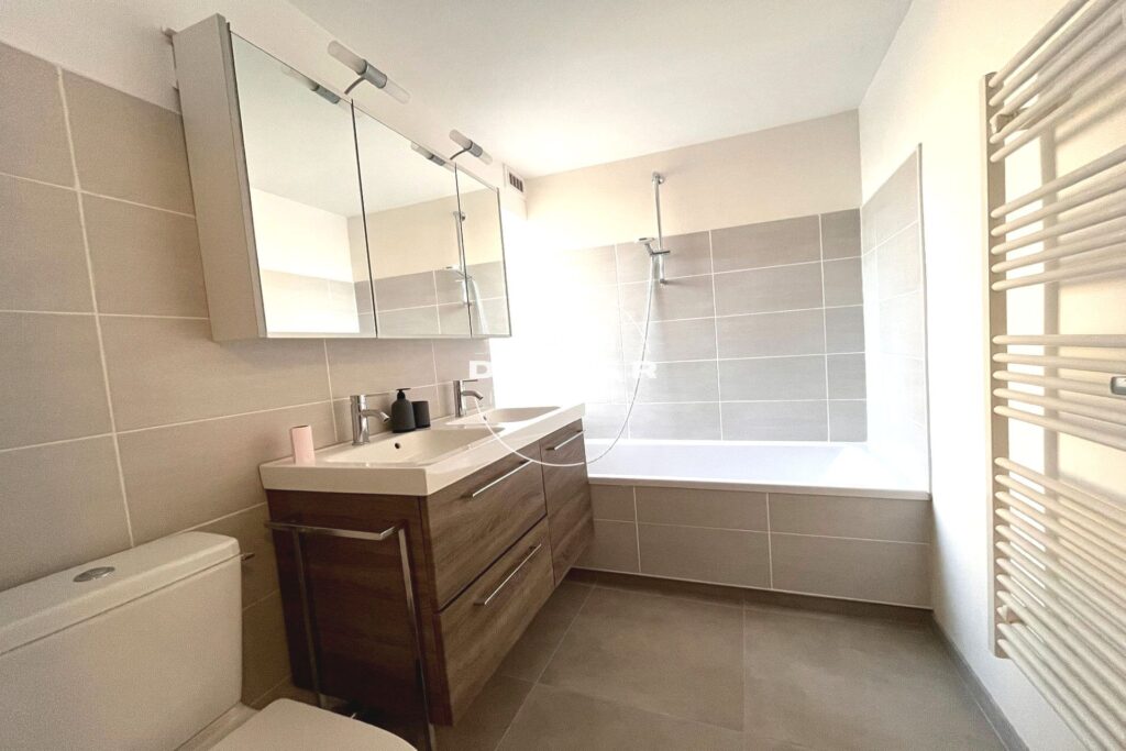 location maison de village 5 Pièce(s) – 5 pièces – 4 chambres – 111.00 m²