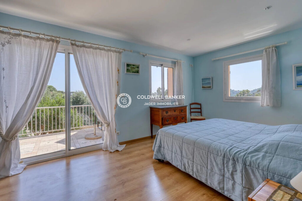 CO-EXCLUSIVITE Villa avec Vue Mer et Piscine au Rayol Canadel  – 8 pièces – 6 chambres – 300.00 m²