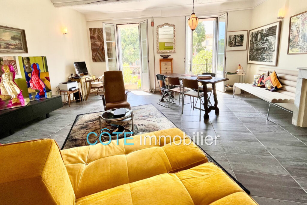 Superbe Vieil Antibes 90m² avec vue dégagée – 3 pièces – 2 chambres – 90.00 m²