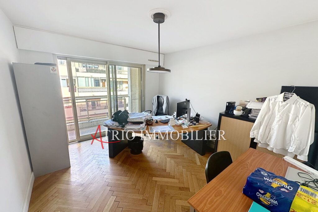 Dans une résidence sécurisé sur l&rsquo;avenue Bonaparte, 2 appartem – 4 pièces – 3 chambres – 100.00 m²