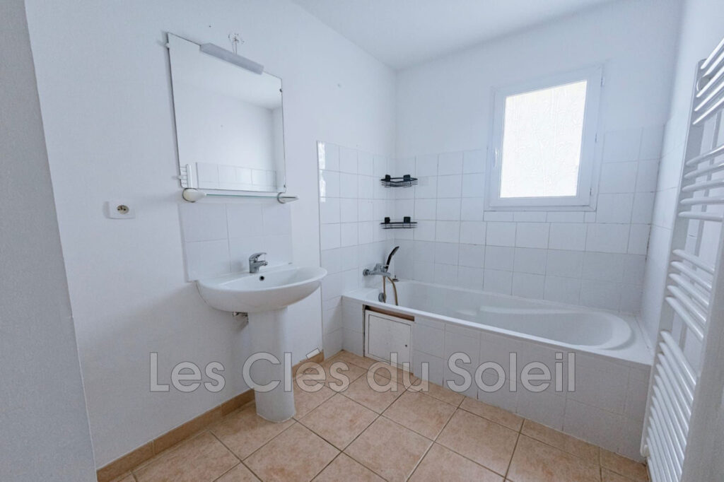 BRIGNOLES Maison de 90 m² environ type 5 sur 450 m² de terrain – 4 pièces – 3 chambres – 86.00 m²