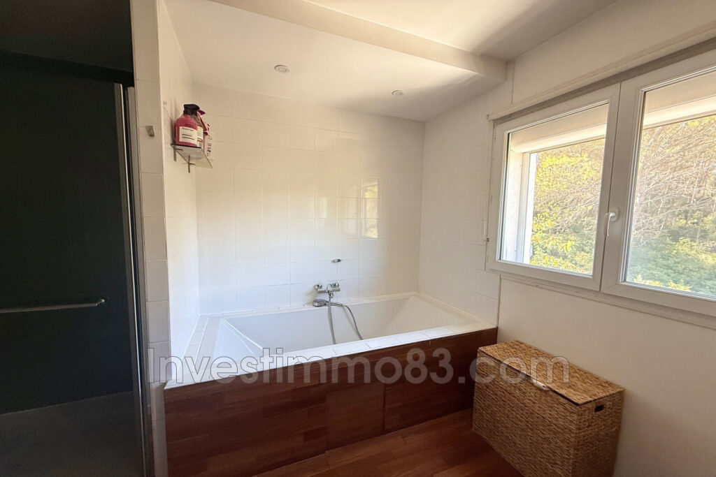 Dans un cadre verdoyant, sur les hauteurs de LA-VALETTE-DU-VAR – 5 pièces – 4 chambres – 125.00 m²