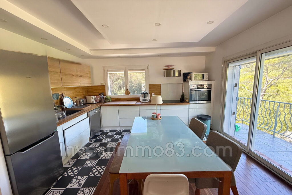 Dans un cadre verdoyant, sur les hauteurs de LA-VALETTE-DU-VAR – 5 pièces – 4 chambres – 125.00 m²