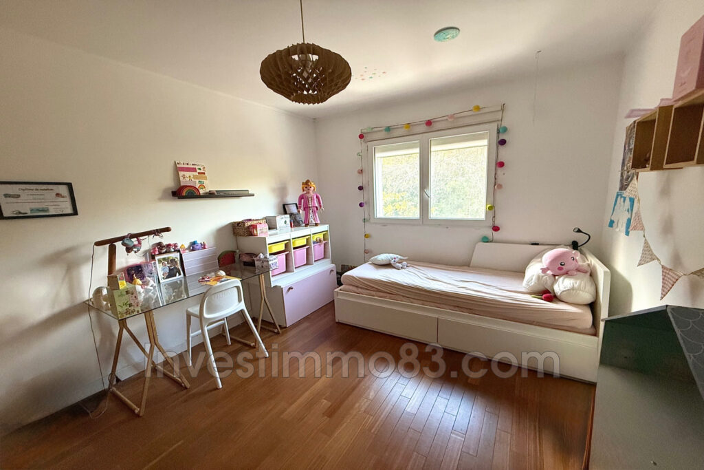 Dans un cadre verdoyant, sur les hauteurs de LA-VALETTE-DU-VAR – 5 pièces – 4 chambres – 125.00 m²