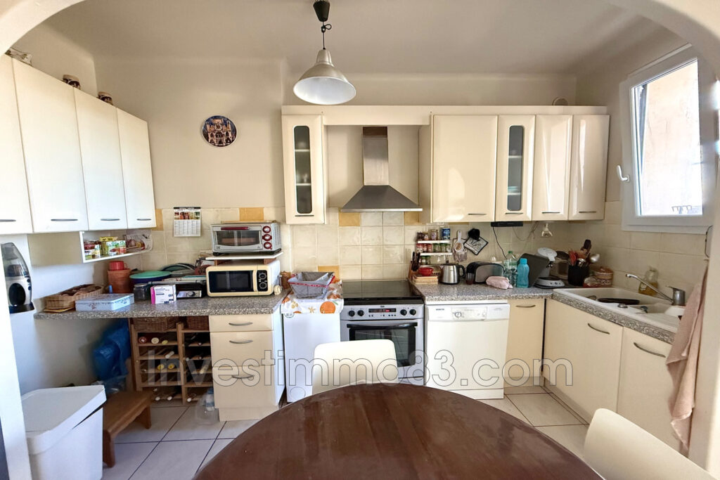 Au c½ur de TRETS, proche de toutes les commodités. Bel apparte – 3 pièces – 2 chambres – 70.00 m²