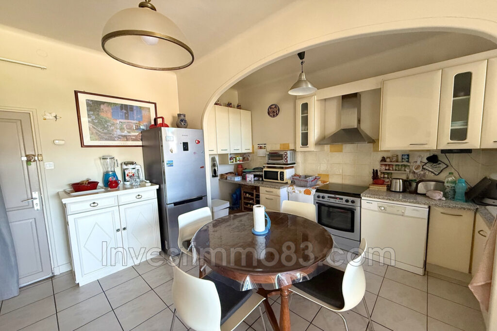 Au c½ur de TRETS, proche de toutes les commodités. Bel apparte – 3 pièces – 2 chambres – 70.00 m²