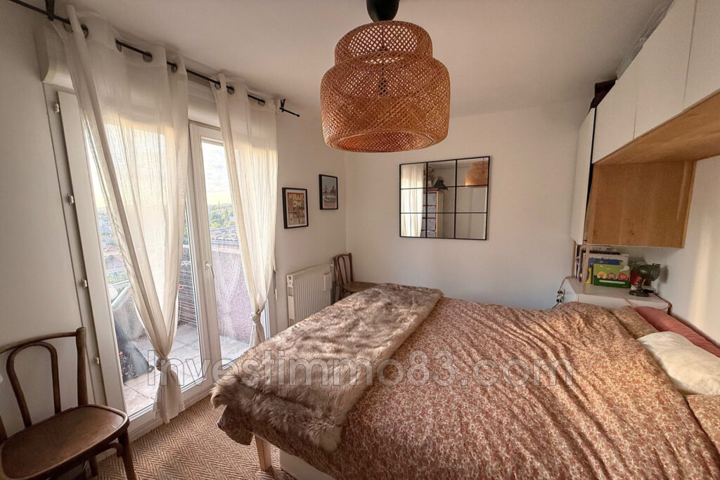 Au c½ur de LA-PENNE-SUR-HUVEAUNE, proche de toutes les commodi – 3 pièces – 2 chambres – 67.51 m²