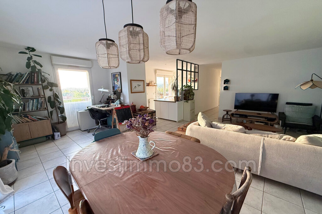 Au c½ur de LA-PENNE-SUR-HUVEAUNE, proche de toutes les commodi – 3 pièces – 2 chambres – 67.51 m²