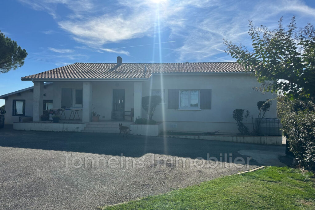 Maison 144 m2 avec piscine et grand terrain  Calme absolu à T – 5 pièces – 3 chambres – 144.00 m²