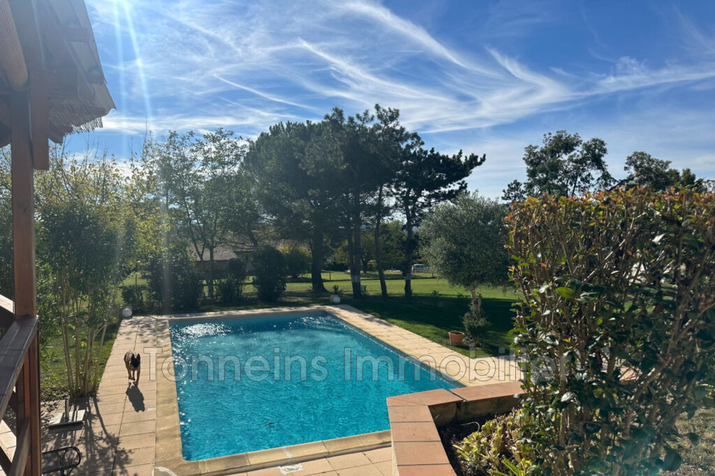 Maison 144 m2 avec piscine et grand terrain  Calme absolu à T – 5 pièces – 3 chambres – 144.00 m²