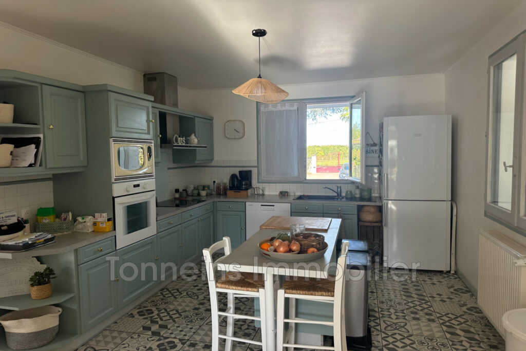 Maison 144 m2 avec piscine et grand terrain  Calme absolu à T – 5 pièces – 3 chambres – 144.00 m²