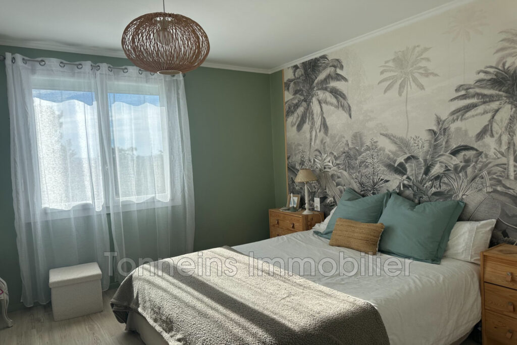 Maison 144 m2 avec piscine et grand terrain  Calme absolu à T – 5 pièces – 3 chambres – 144.00 m²