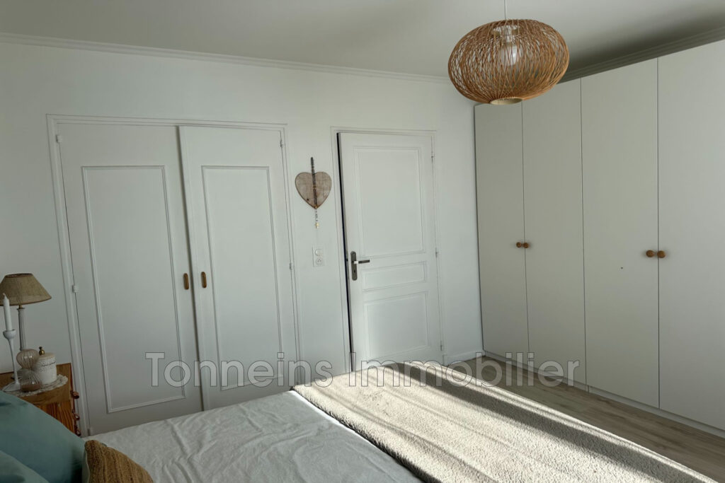 Maison 144 m2 avec piscine et grand terrain  Calme absolu à T – 5 pièces – 3 chambres – 144.00 m²