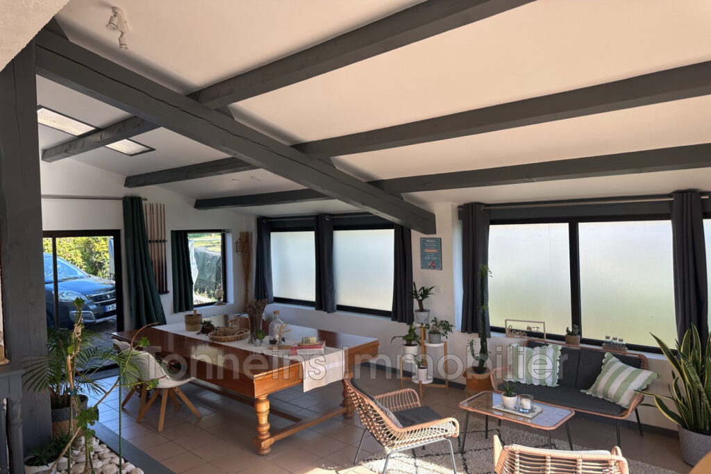 Maison 144 m2 avec piscine et grand terrain  Calme absolu à T – 5 pièces – 3 chambres – 144.00 m²