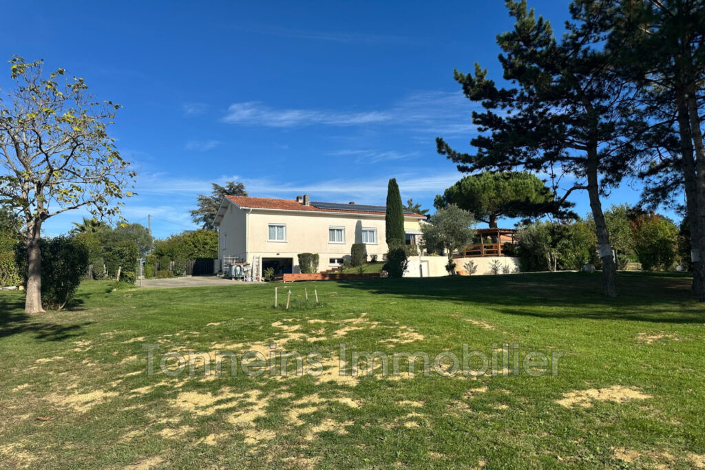 Maison 144 m2 avec piscine et grand terrain  Calme absolu à T – 5 pièces – 3 chambres – 144.00 m²