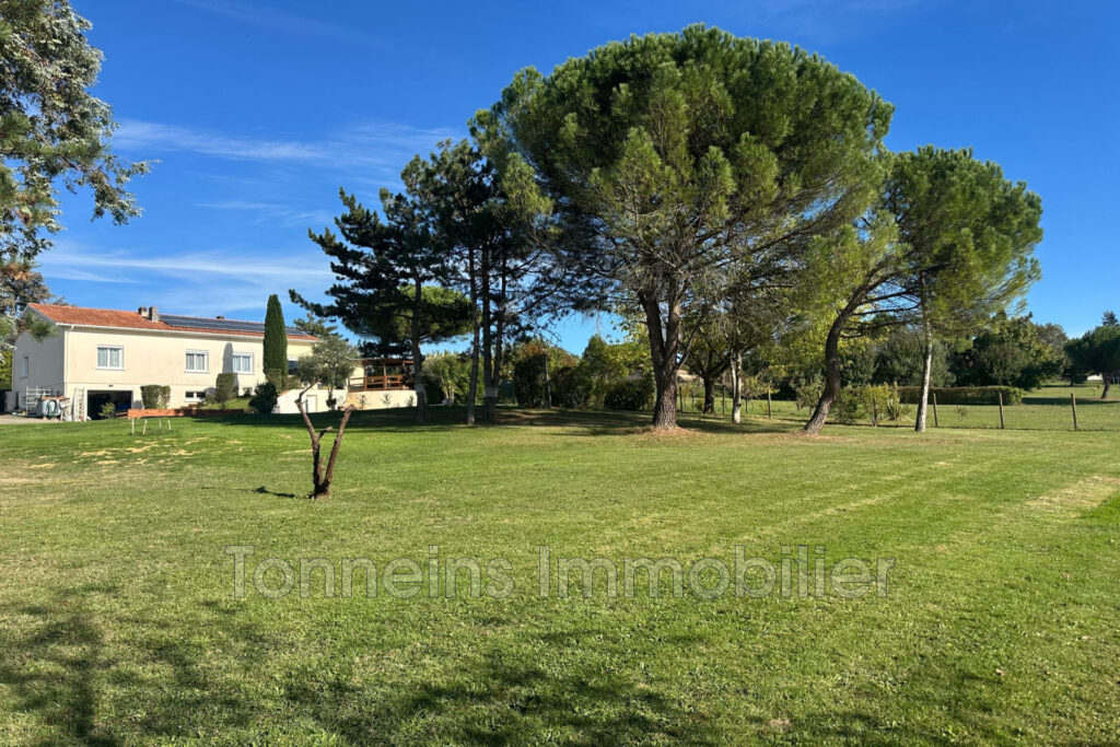 Maison 144 m2 avec piscine et grand terrain  Calme absolu à T – 5 pièces – 3 chambres – 144.00 m²