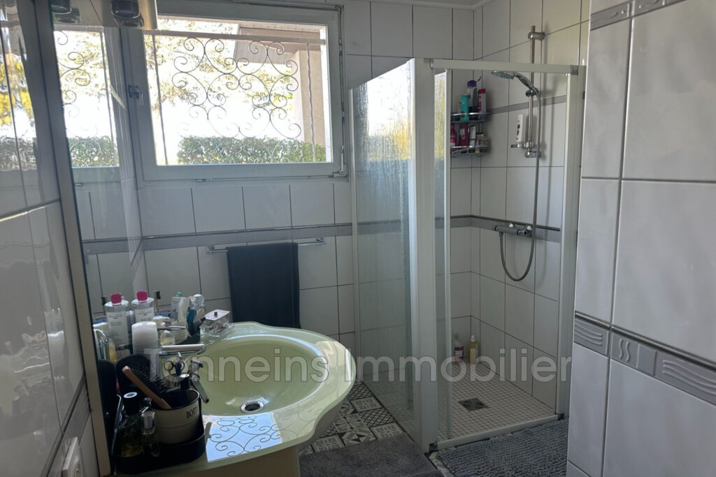 Maison 144 m2 avec piscine et grand terrain  Calme absolu à T – 5 pièces – 3 chambres – 144.00 m²