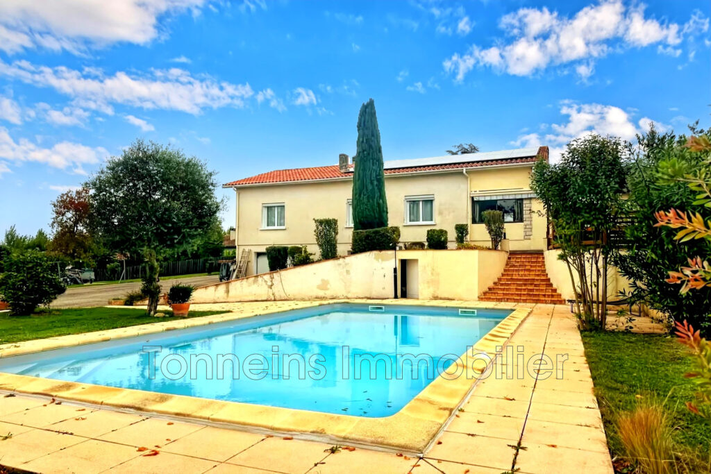 Maison 144 m2 avec piscine et grand terrain  Calme absolu à T – 5 pièces – 3 chambres – 144.00 m²