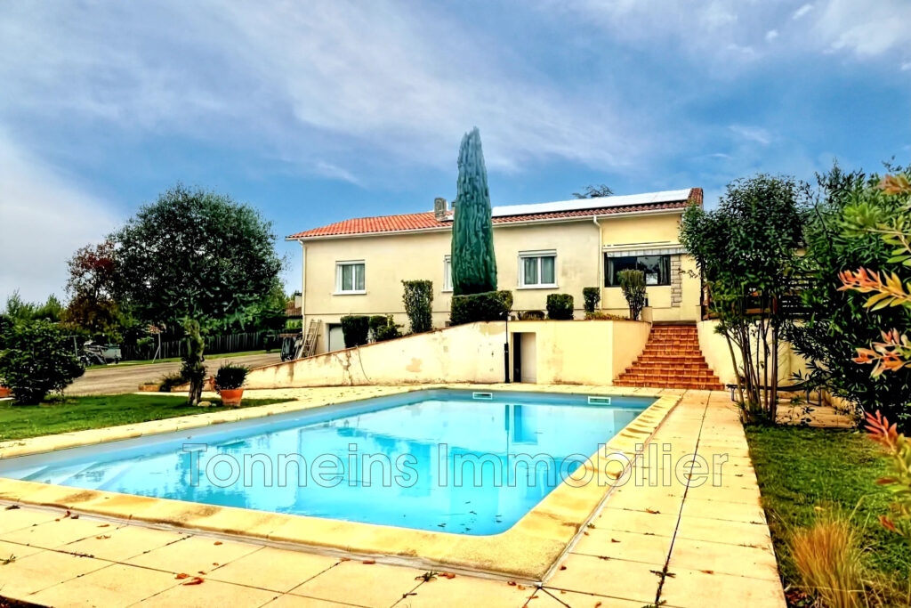 Maison 144 m2 avec piscine et grand terrain  Calme absolu à T – 5 pièces – 3 chambres – 144.00 m²