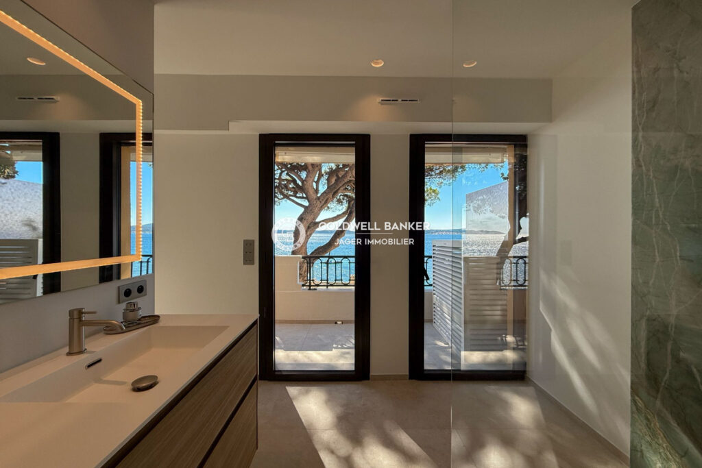 En exclusivité – Duplex d’exception face à la mer avec cave et – 3 pièces – 2 chambres – 90.28 m²