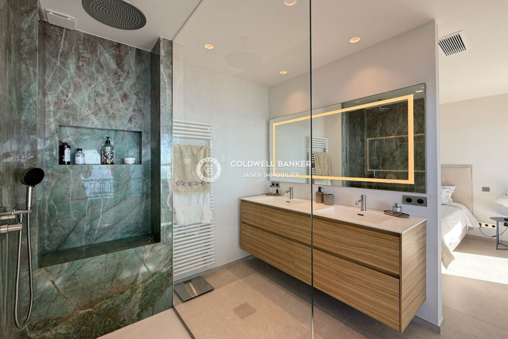 En exclusivité – Duplex d’exception face à la mer avec cave et – 3 pièces – 2 chambres – 90.28 m²